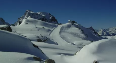 VALTOURNENCHE - Padre e figlio sotto una valanga, un morto
