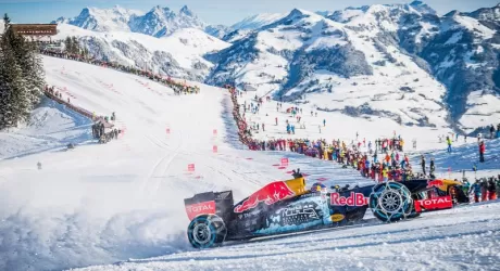 VIDEO - Max Verstappen sulla Red Bull di Formula 1 sulla neve di Kitzbuehel