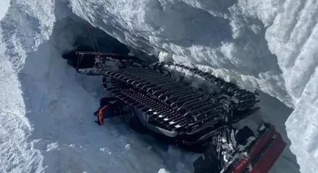 ZERMATT - Gatto delle nevi cade in un crepaccio sul ghiacciaio