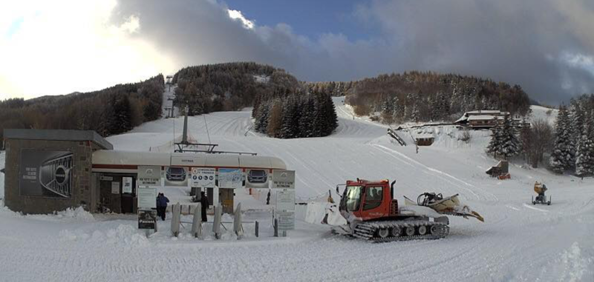 Cimone, gatto prepara le piste per il primo weekend di sci