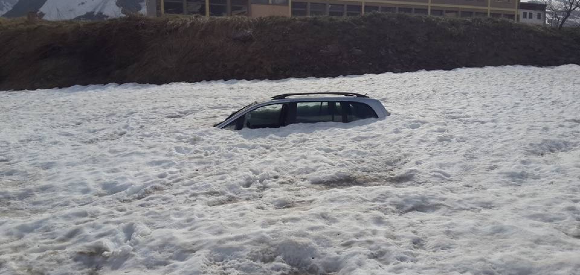 Auto riaffiora dalla neve al Moncenisio