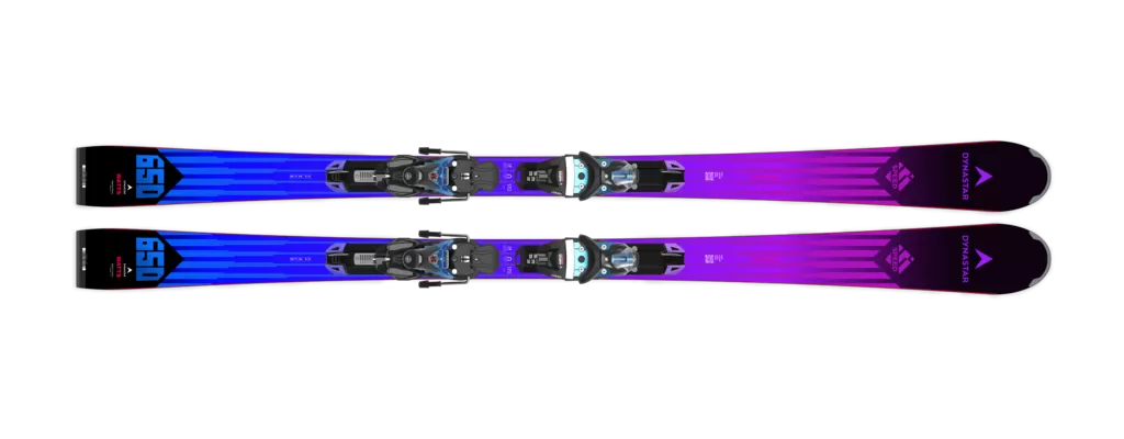 È uno sci che si rivolge principalmente a sciatori intermedi, ideale per curve di  tipo slalom, ma con alcune limitazioni quando si cerca una sciata più dinamica e versatile. Il suo comportamento in curva è discreto, ma non eccezionale: l’ingresso e l’uscita di curva sono più imprecisi, con una sensazione di minore fluidità e armonia rispetto ad altri modelli.  La stabilità in presa di spigolo è il punto più debole di questo sci: la risposta non è particolarmente sicura, soprattutto nelle curve ad alta incl