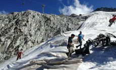 PRESENA - Via i teli dal ghiacciaio: hanno salvato 4 metri di neve