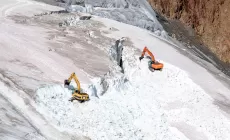 PITZTAL - Escavatori in azione a 3000 metri sul ghiacciaio