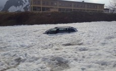 MONCENISIO - Disgelo: un’auto riaffiora dalla neve