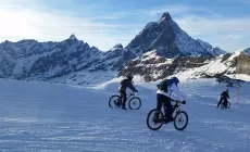 CERVINIA - In 250 giù dal ghiacciaio in snow bike