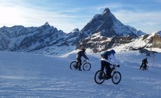CERVINIA - In 250 giù dal ghiacciaio in snow bike