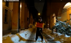 VIDEO - Con gli sci in centro a Bologna, follie da troppa neve!