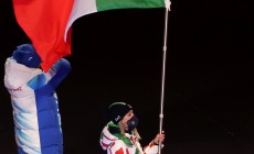 La sfilata di Lollobrigida e la bandiera a Milano Cortina, video