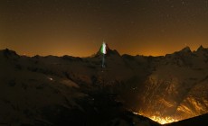 La Svizzera illumina il Cervino con il tricolore per solidarietà