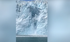 ALASKA - Il ghiacciaio crolla davanti ai turisti, video
