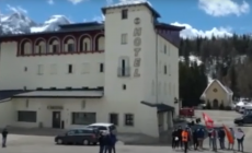 CORTINA - 50 lavoratori protestano davanti all'albergo Tre Croci: "Non ci pagano"