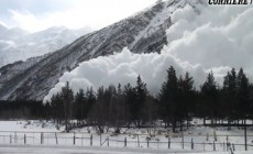 Video: impressionante valanga distaccata artificialmente in Russia