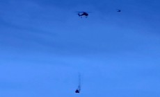 Monte Velino, gatto delle nevi sganciato dall'elicottero precipita, video