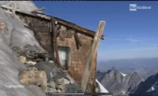 GHIACCIAI - Sul Gran Zebru' affiora una capanna della Prima Guerra
