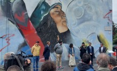 Inaugurato a Milano il murale dedicato a Federica Brignone