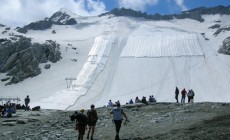 GHIACCIAIO PRESENA -Finito lo sci estivo ora si stendono i teli salva neve