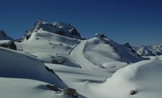 VALTOURNENCHE - Padre e figlio sotto una valanga, un morto